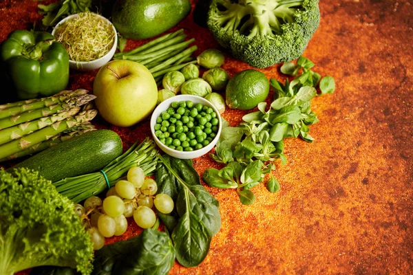Assortiment de fruits et légumes verts frais placés sur un métal rouillé — Photo