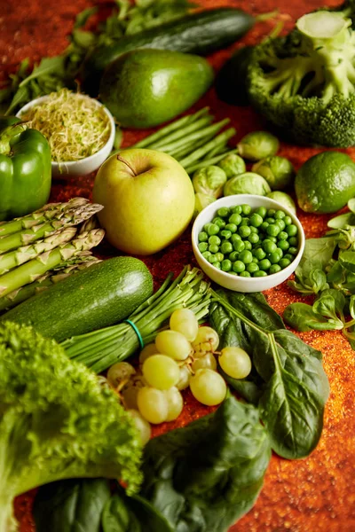 新鲜的绿色蔬菜和水果，放在生锈的金属上 — 图库照片