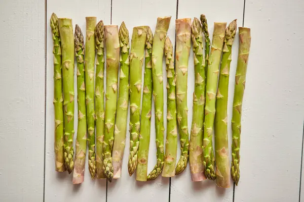 Vue Dessus Des Asperges Vertes Crues Biologiques Non Cuites Posées — Photo