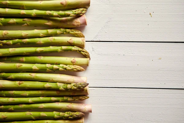 Vue ci-dessus des asperges vertes crues biologiques non cuites à plat — Photo