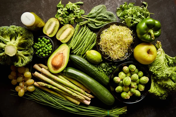 Composition alimentaire saine verte avec avocat, brocoli, pomme, smoothie ... — Photo
