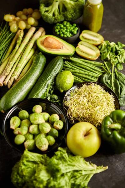 Composition alimentaire saine verte avec avocat, brocoli, pomme, smoothie ... — Photo