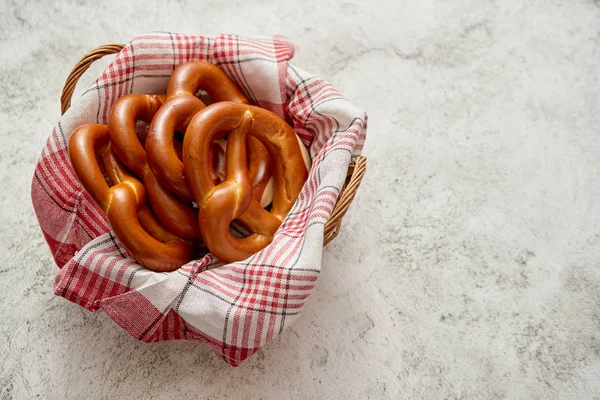 Keranjang dengan serbet berwarna merah dan putih diisi dengan pretzel coklat segar — Stok Foto