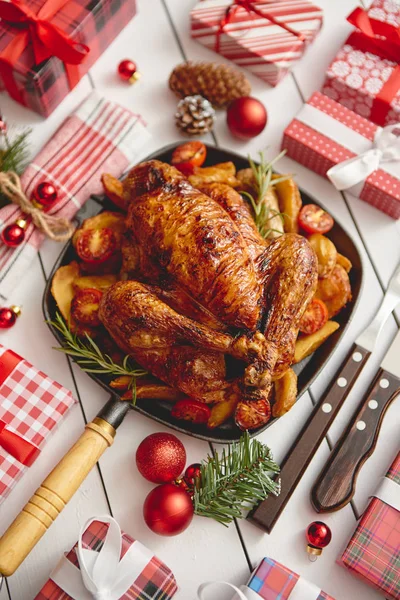 Poulet entier rôti ou dinde servi dans une poêle en fer avec décoration de Noël — Photo