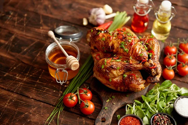 Poulet entier rôti ou dinde servi avec des pêches au piment et de la ciboulette — Photo