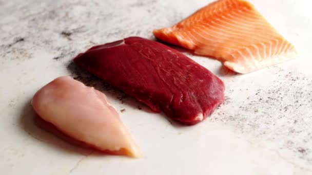 サケの切り身、鶏の胸肉、新鮮な生の牛肉ステーキ — ストック動画