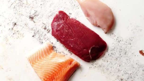 Filete fresco de res cruda, pechuga de pollo y filete de salmón — Vídeo de stock
