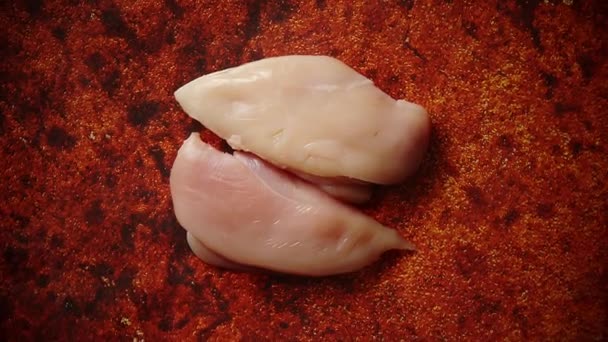 İki taze çiğ tavuk fileto, üstten görünüm — Stok video
