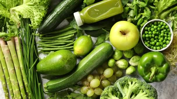 Асортимент свіжих органічних антиоксидантів. Зелені фрукти та овочі — стокове відео