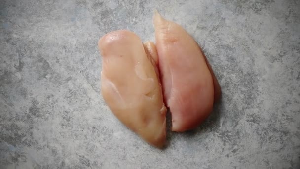 Vista superior de dois filetes de frango cru fresco — Vídeo de Stock