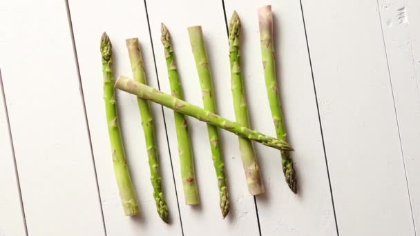 Vue ci-dessus des asperges vertes crues biologiques non cuites à plat — Video