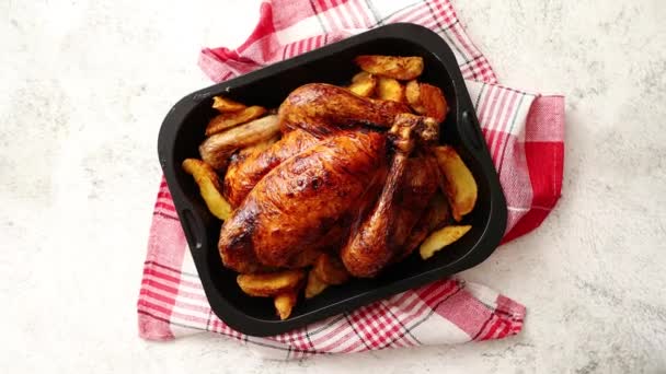 Pečené kuře nebo krůta s bramborami v černé ocelové plísni — Stock video