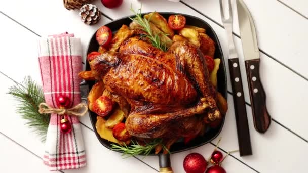 Top view of Baked whole chicken or turkey served in iron square pan — Stock Video