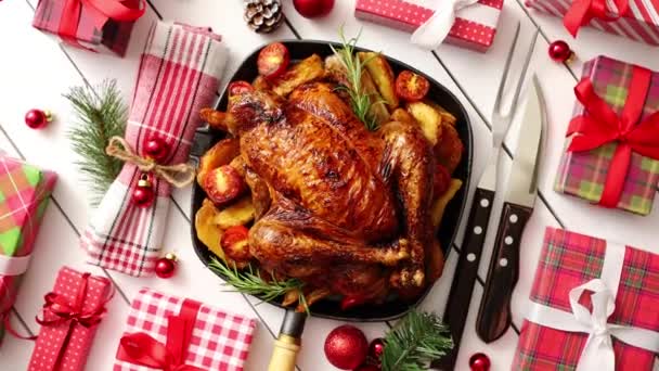 Roasted whole chicken or turkey served in iron pan with Christmas decoration — Stock Video