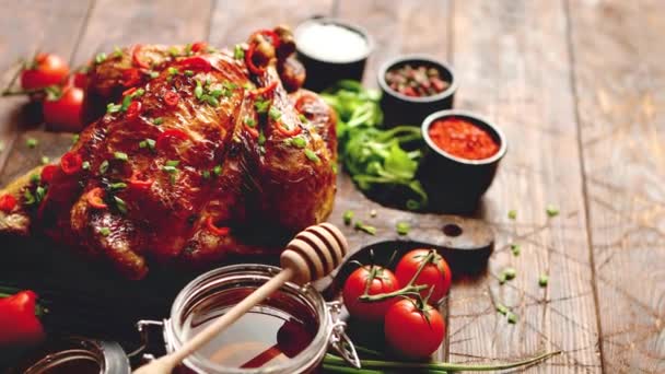 Geroosterde hele kip of kalkoen geserveerd met pepers en bieslook — Stockvideo