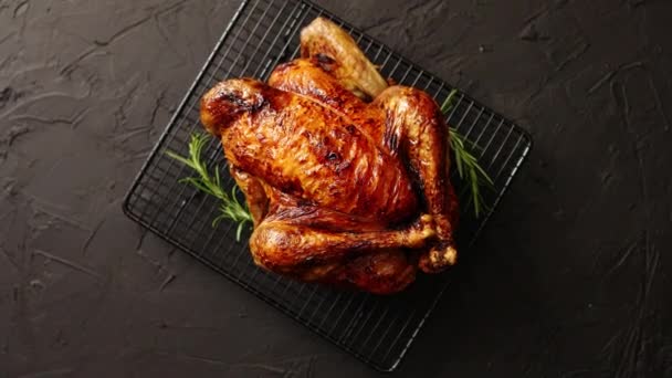 Hausgemachtes gebackenes Huhn mit Rosmarinkräutern — Stockvideo