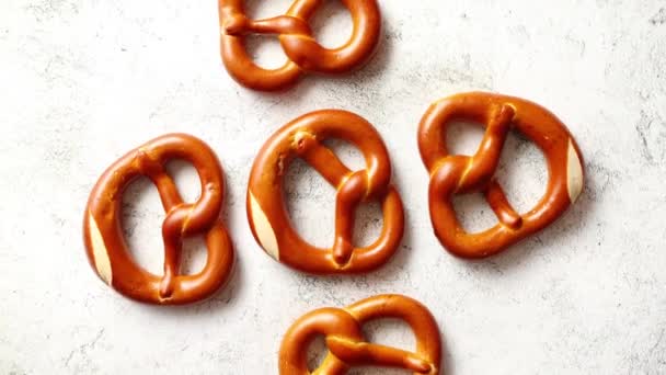 Sortimento de pão fresco assado marrom salgado pretzel — Vídeo de Stock