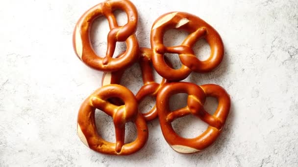 Sortimento de pão fresco assado marrom salgado pretzel — Vídeo de Stock