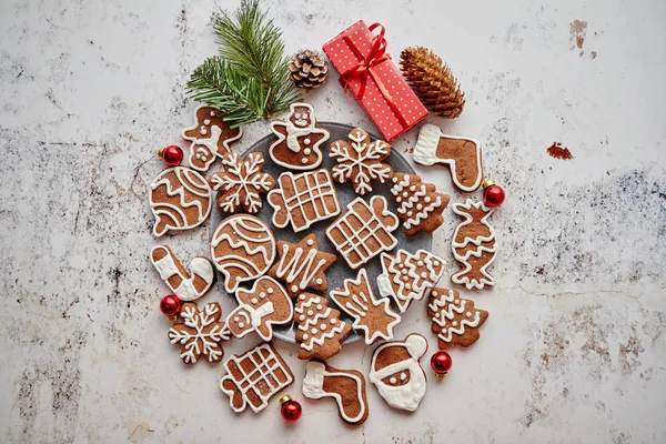 여러 가지 모양의 크리스마스 진저브레드 쿠키들이 원을 그리며 정렬되어 있다 — 스톡 사진