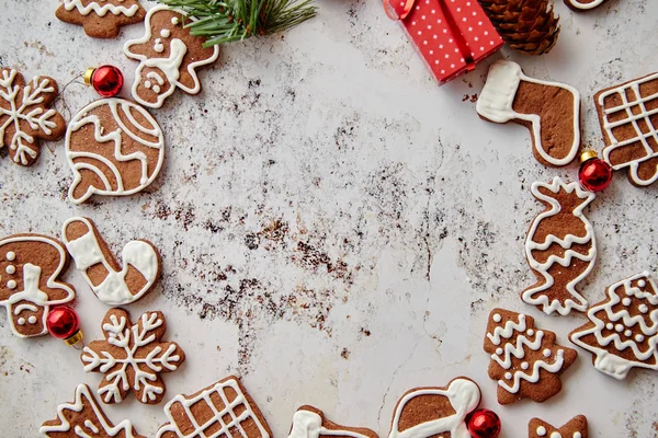 여러 가지 모양의 크리스마스 진저브레드 쿠키들이 원을 그리며 정렬되어 있다 — 스톡 사진