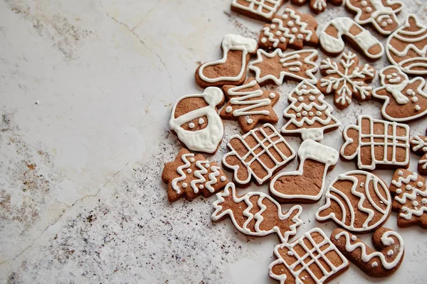 Ассортимент свежих пряников Рождественское печенье различных форм — стоковое фото