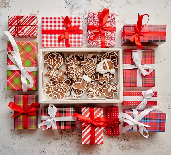 Délicieux biscuits au pain d'épice frais décorés de Noël placés dans une caisse en bois — Photo