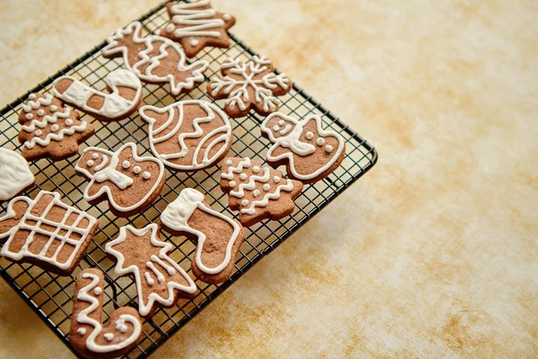 강철그릴 위에 놓인 신선하게 구운 크리스마스 모양의 생강 쿠키 — 스톡 사진