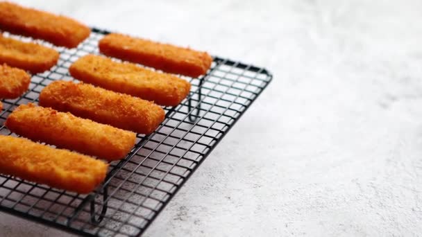 Filetes de filetes dorados de pescado fresco frito — Vídeos de Stock