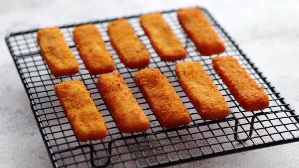 Rijen van gouden vers gebakken vissticks filets — Stockvideo