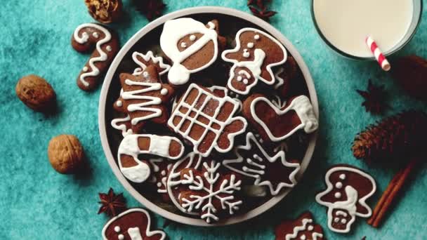 Sladká vánoční kompozice. Sortiment perníkových sušenek na talíři — Stock video