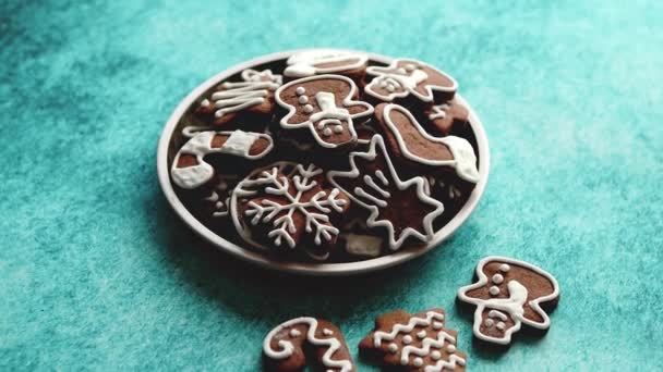 Delicioso Natal fresco decorado biscoitos de gengibre colocados em caixa de madeira — Vídeo de Stock