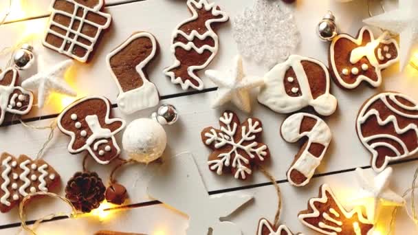 Composição de doces de Natal. Biscoitos de gengibre com decorações xmas — Vídeo de Stock