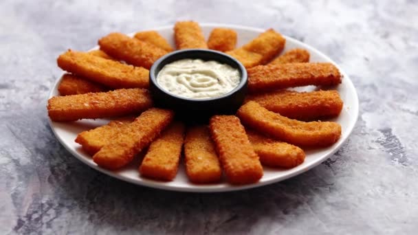 Crumbed vis-sticks geserveerd met knoflook-dipsaus — Stockvideo