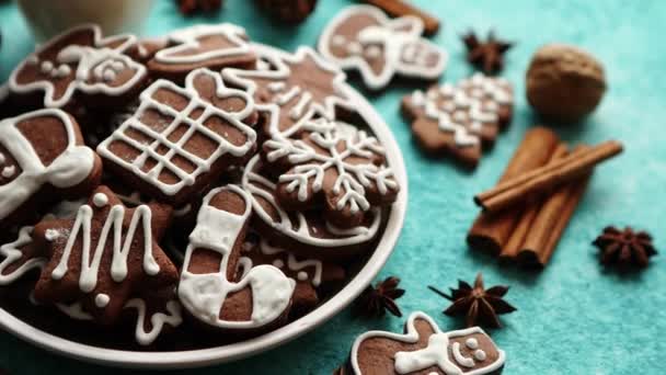 甘いクリスマスの構図。プレート上のジンジャーブレッドクッキーの盛り合わせ — ストック動画
