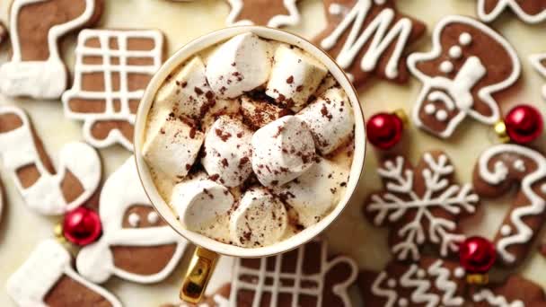 Copa de chocolate caliente y galletas de jengibre en forma de Navidad — Vídeo de stock