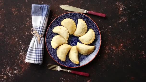 Пельмени во фритюре с мясом — стоковое видео