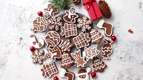 円の中に並べられたクリスマスジンジャーブレッドクッキーの異なる形状 — ストック動画