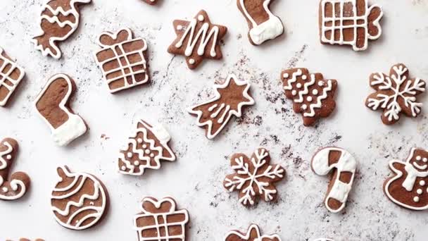 Composição de deliciosos biscoitos de gengibre em forma de vários símbolos de Natal — Vídeo de Stock