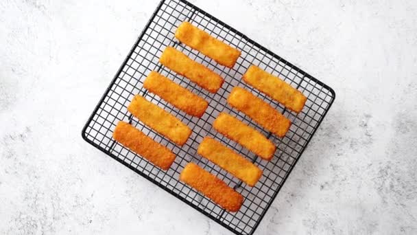 Linhas de dourado frito peixe fresco dedos filetes — Vídeo de Stock