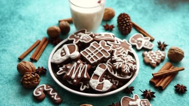 Sweet Christmas composition. Assortment of gingerbread cookies on a plate — Stock Video