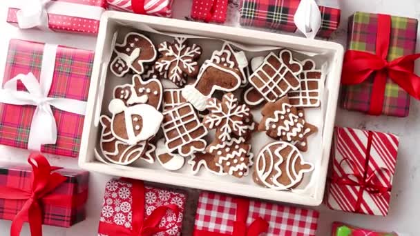 Deliciosas galletas de jengibre decoradas de Navidad frescas colocadas en una caja de madera — Vídeo de stock