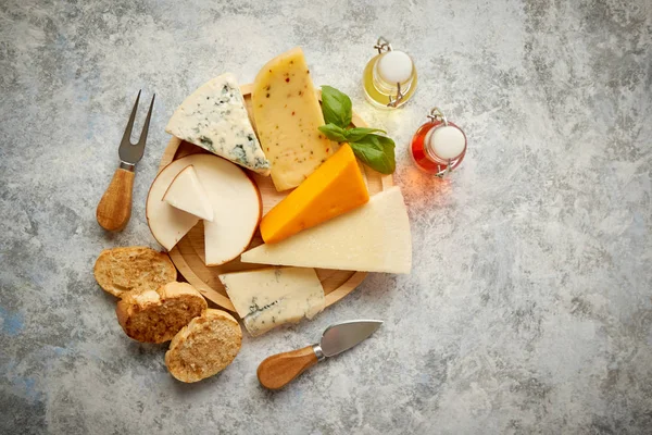 Vari tipi di formaggio servito su tavola di legno rustico — Foto Stock