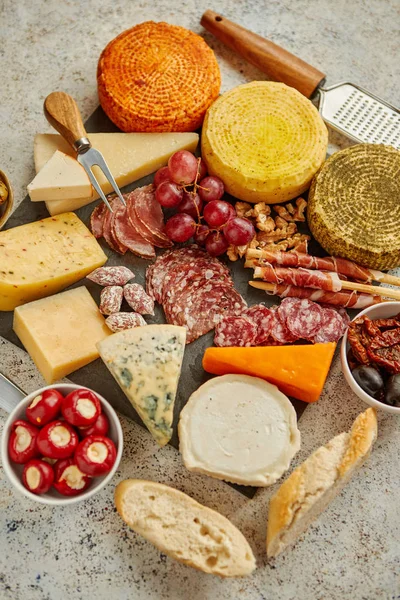 Delizioso mix di diversi snack e antipasti — Foto Stock