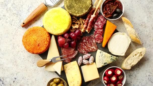 Delizioso mix di diversi snack e antipasti — Video Stock