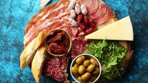 Delizioso mix di diversi snack e antipasti — Video Stock