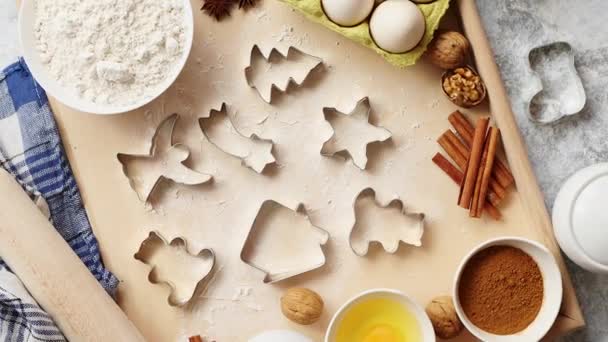 Deliciosos ingredientes frescos y saludables para el pan de jengibre de Navidad — Vídeos de Stock