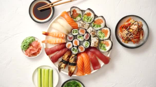 Diverse sushi rollen geplaatst op ronde keramische plaat — Stockvideo