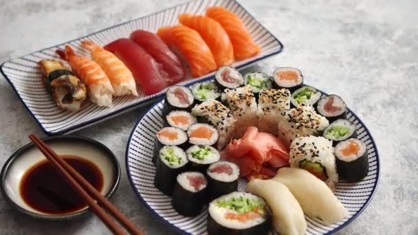 Ασιατική ποικιλία φαγητών. Διάφορα ρολά σούσι τοποθετημένα σε κεραμικά πιάτα — Αρχείο Βίντεο