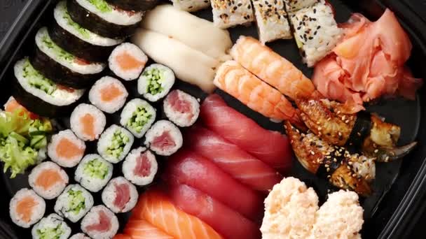 Primer plano de varios tipos de japonés fresco preparado sushi . — Vídeos de Stock