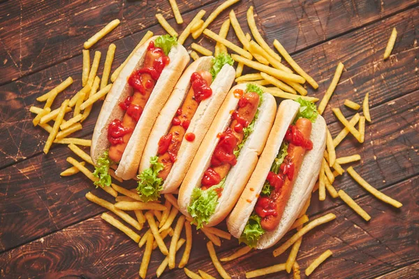 Cachorros-quentes americanos sortidos em fila. Servido com batatas fritas — Fotografia de Stock